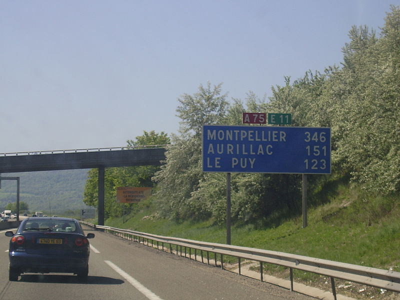 Un cycliste prend l’autoroute A75 pour aller à Montpellier