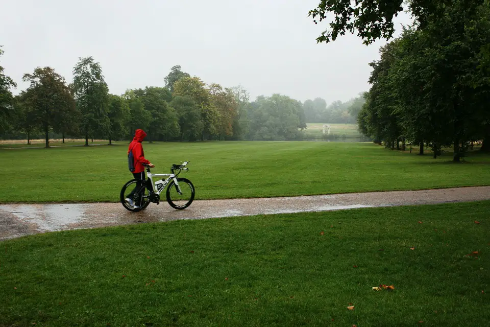 Vélo électrique sous la pluie 