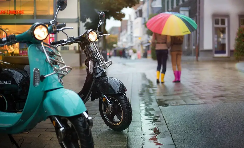 Rouler sous la pluie à scooter