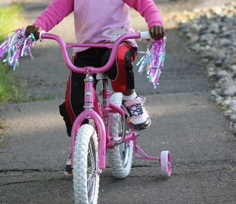 Pourquoi mettre des stabilisateurs sur le vélo de votre enfant ?