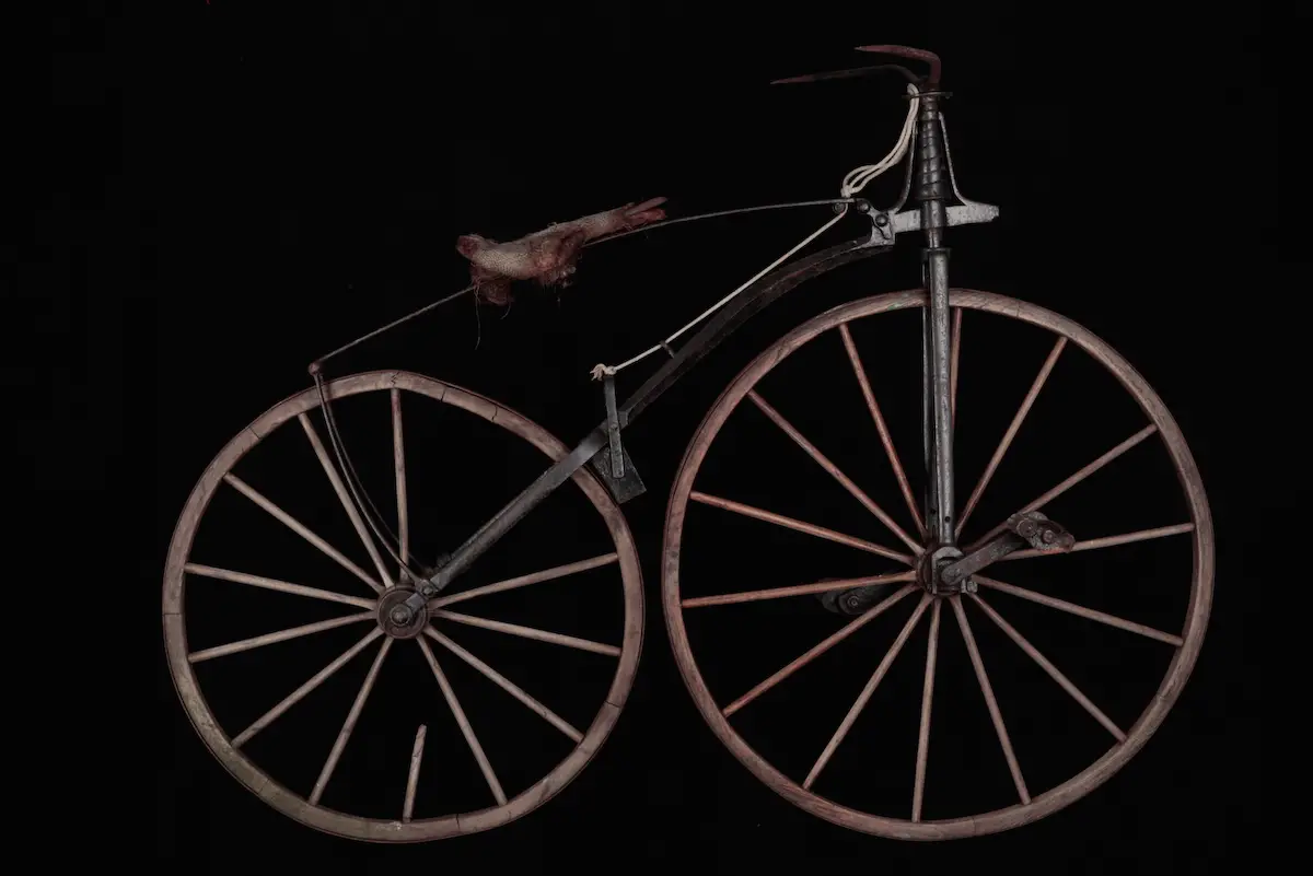 Le premier vélo équipé de pédale sur la roue avant