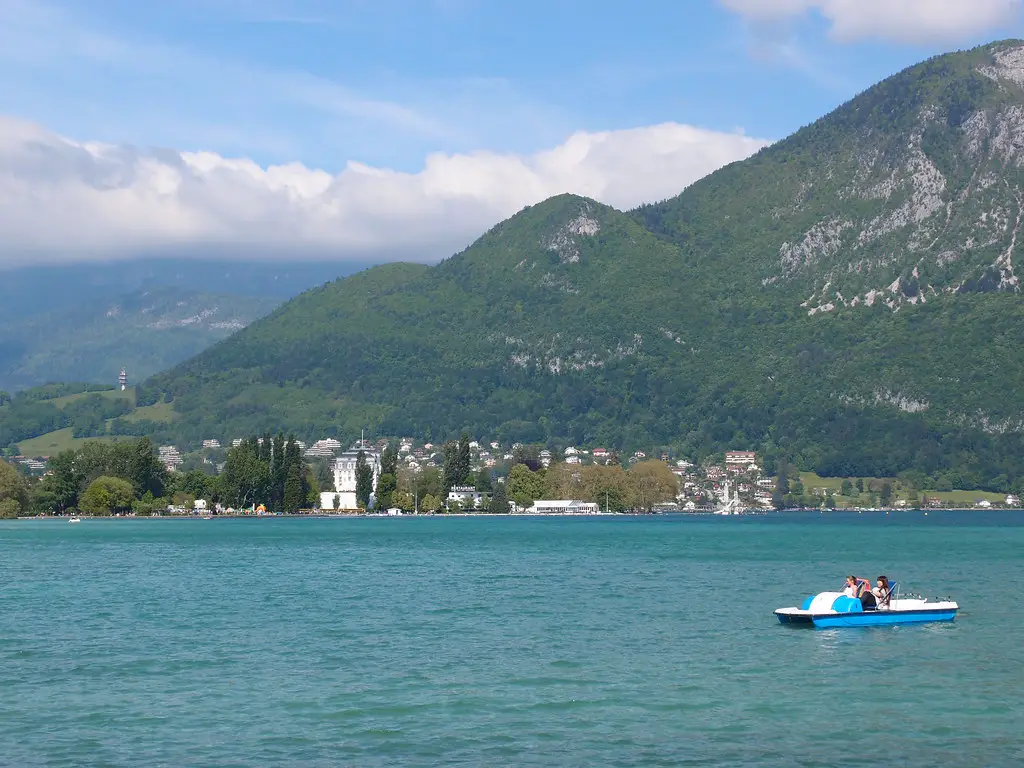 Le tour du Lac d’Annecy à vélo : paysages alpins et eaux cristallines